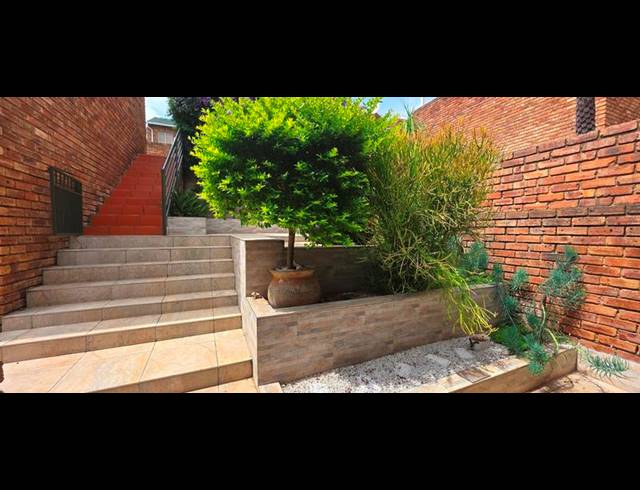 2 BEDROOM TOWNHOUSE FOR SALE IN HELDERKRUIN